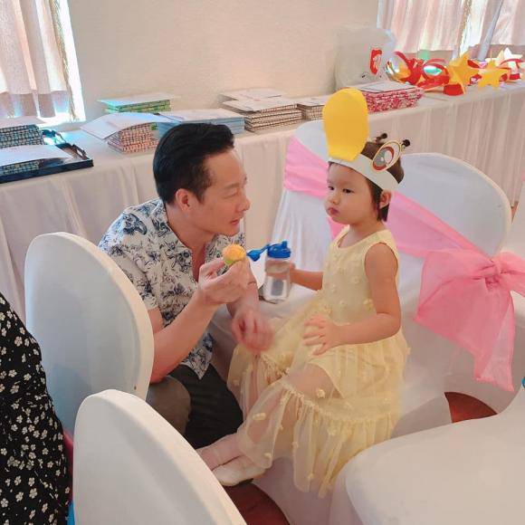 Sinh 2 con gái, vợ Lê Dương Bảo Lâm chạnh lòng vì bị ra rìa, nhiều mẹ bỉm đồng cảm - 11