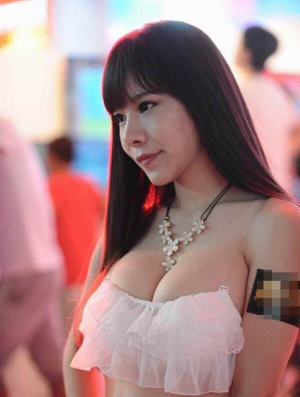 Cứ diện váy áo trễ nải khoe ngực đầy, hotgirl 10X Sài thành lại làm cộng đồng mạng amp;#34;dậy sóngamp;#34; - 14