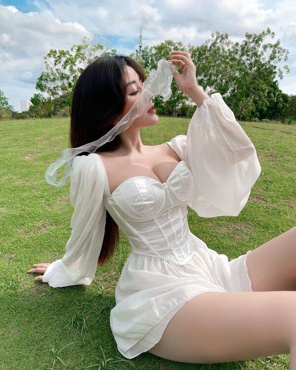 Cứ diện váy áo trễ nải khoe ngực đầy, hotgirl 10X Sài thành lại làm cộng đồng mạng amp;#34;dậy sóngamp;#34; - 10