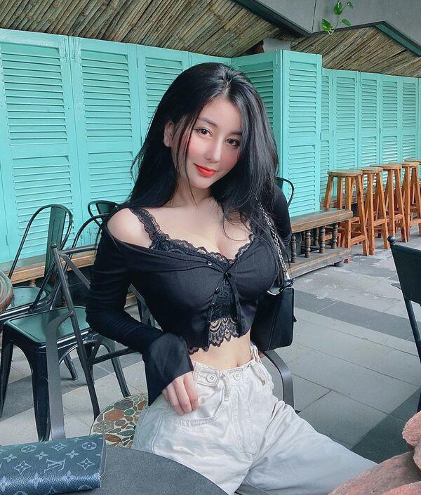 Cứ diện váy áo trễ nải khoe ngực đầy, hotgirl 10X Sài thành lại làm cộng đồng mạng amp;#34;dậy sóngamp;#34; - 9