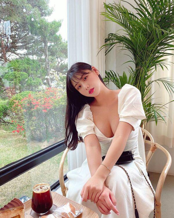 Cứ diện váy áo trễ nải khoe ngực đầy, hotgirl 10X Sài thành lại làm cộng đồng mạng amp;#34;dậy sóngamp;#34; - 12