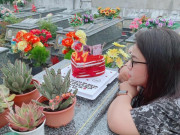 Tin tức - Cô gái xinh đẹp mắc bệnh tim yêu chàng trai bị ung thư và chiếc bánh kem bên bia mộ