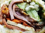 Xem ăn chơi - Tiệm bánh mì “đắt nhất Sài Gòn” được nhiều blogger nước ngoài giới thiệu luôn kín người xếp hàng
