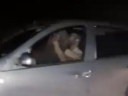 Tin tức - Cặp đôi ngoại tình trên xe bị hai kẻ lạ mặt chụp ảnh tống tiền, danh tính chủ mưu khiến tất cả choáng váng