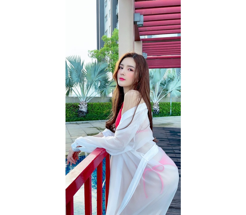 Chẳng những đẹp, nàng hot girl còn cực tự tin trong việc theo đuổi gu thời trang gợi cảm, táo bạo. Chính bởi vậy mà dân tình cứ thi thoảng lại được cô nàng “chiêu đãi” với những màn khoe dáng đầy nóng bỏng.
