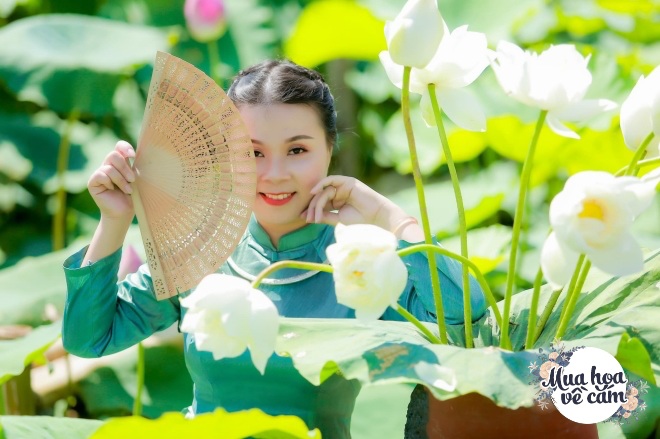 Say mê sen Đế Vương, mẹ Hà Nội “chịu chơi”, đưa hoa bằng máy bay từ Huế ra thủ đô - 1