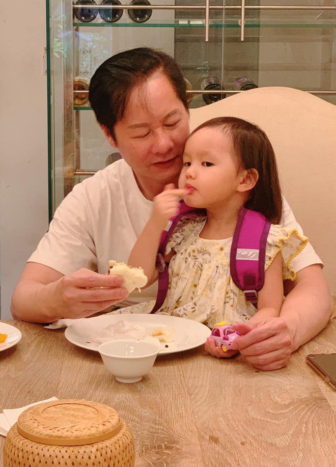 Sinh con gái, Phan Như Thảo được đại gia hơn 26 tuổi trao hết tài sản, bóc tôm đút ăn - 7