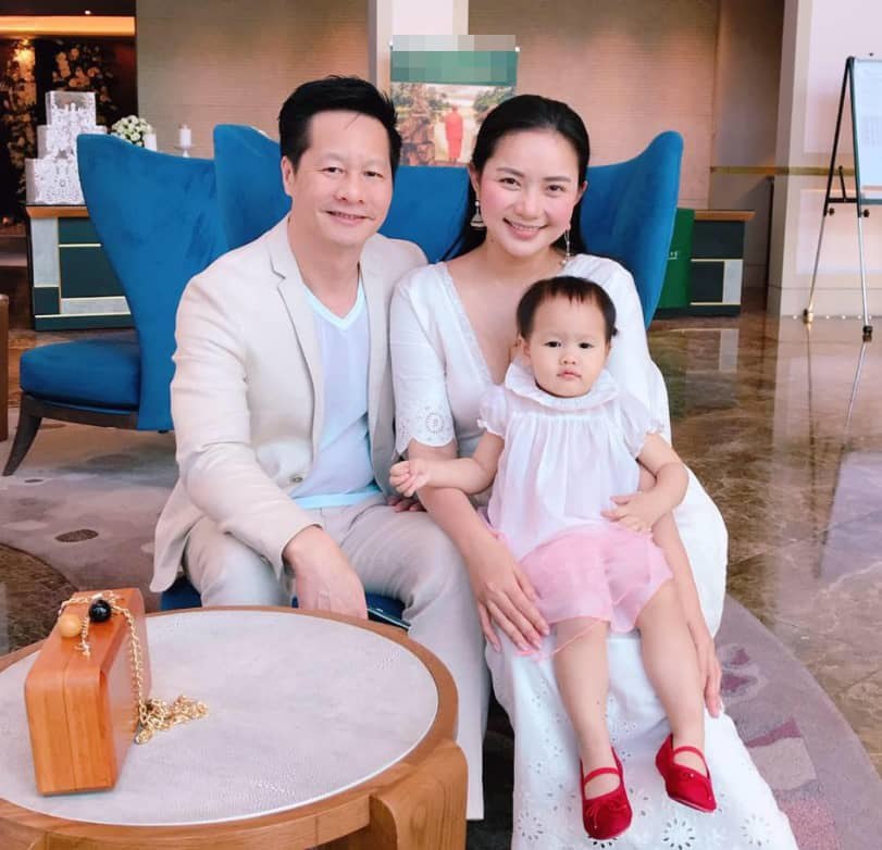 Sinh con gái, Phan Như Thảo được đại gia hơn 26 tuổi trao hết tài sản, bóc tôm đút ăn - 3