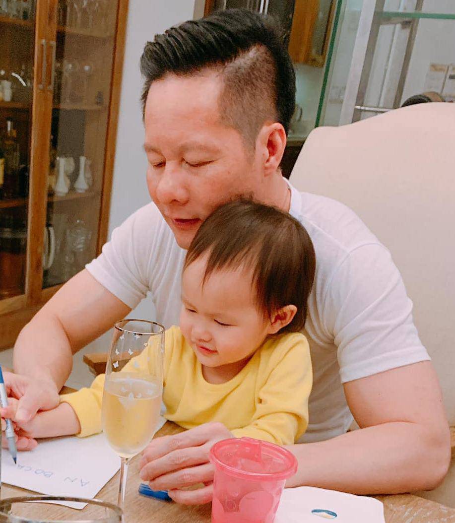 Sinh con gái, Phan Như Thảo được đại gia hơn 26 tuổi trao hết tài sản, bóc tôm đút ăn - 8