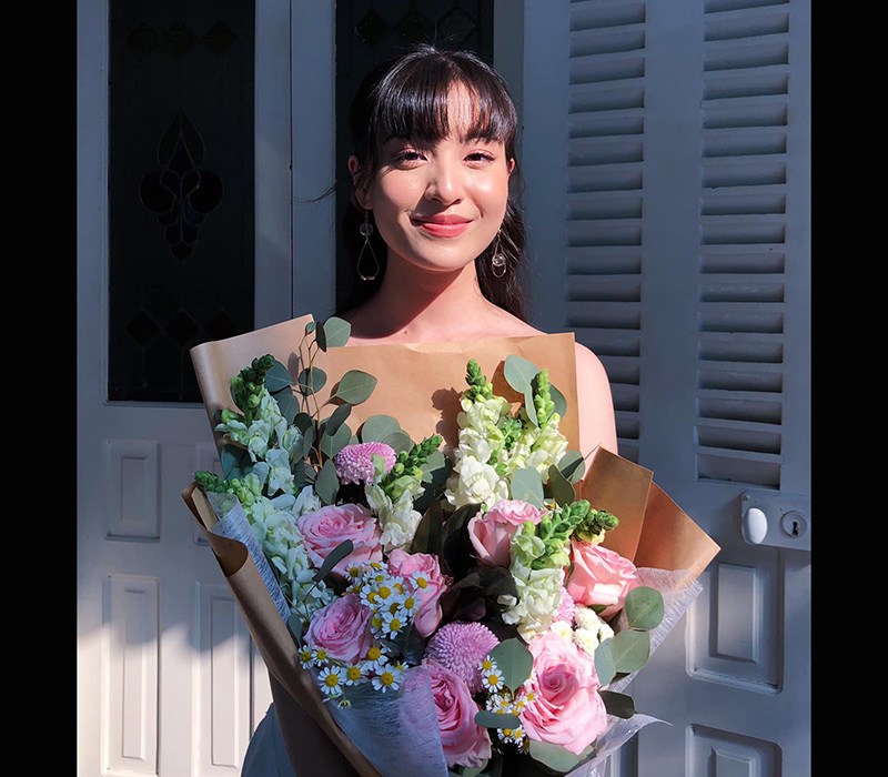 Nguyễn Lâm Thảo Tâm, sinh năm 2000, là MC nổi tiếng nhờ vẻ xinh xắn, giỏi tiếng Anh (điểm IELTS 8.5) trước khi đóng vai Hồng trong "Mắt biếc". Cô đã từng nổi tiếng trên mạng xã hội và được nhiều người yêu mến.
