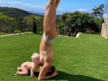 Nhà vô địch Olympic bán khỏa thân cho con bú trong tư thế kỳ lạ, ai cũng thắc mắc