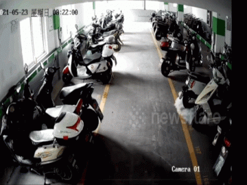  Clip: Xe đạp điện phát nổ làm cháy cả gara 