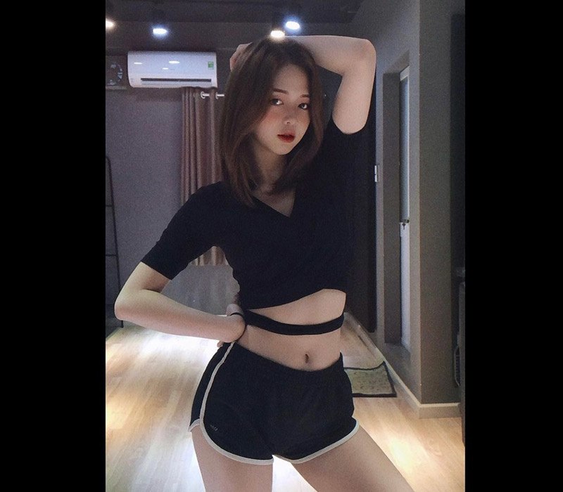 Ngoài gym thì Liz Kim Cương thường tập nhảy để giải phóng năng lượng dư thừa và nhất là lượng mỡ trong cơ thể để luôn có vóc dáng thon thả cân đối.
