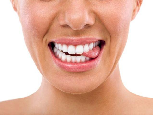 Cắn vào lưỡi khi ăn