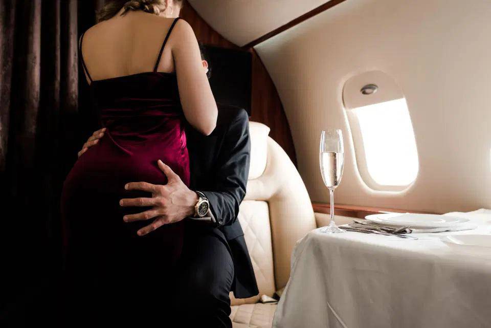 Anh: Nữ tiếp viên hàng không hé lộ góc tối bí mật của giới siêu giàu trên chuyên cơ riêng - 3