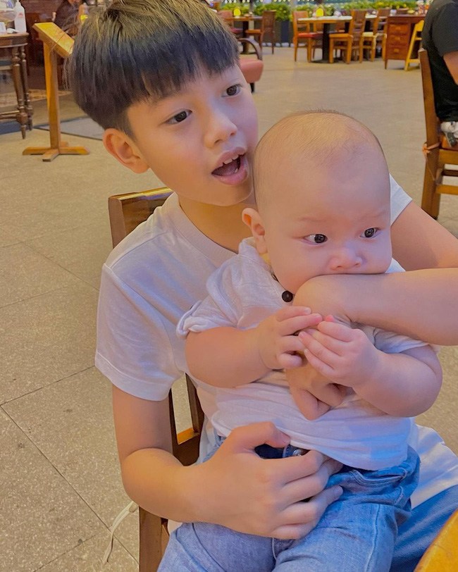 Leon: Nhóc tỳ siêu tình cảm của mẹ Hồ Ngọc Hà, 6 tháng tuổi đã biết ra dấu chụp ảnh - 10