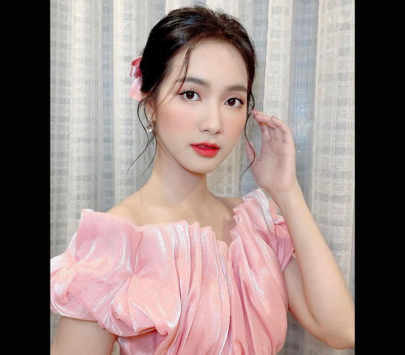 Jang Mi tên thật là Bùi Bảo Trang, sinh ngày 22/03/1996 tại Cà Mau. Hiện nay là ca sĩ tự do và được nhiều người biết đến với danh xưng “Thánh nữ Bolero" cô theo đuổi âm nhạc và có nhiều thanh công ở thị trường Vbiz.
