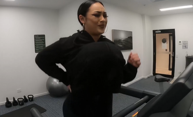 13 tuổi ngực như người lớn, 5 năm sau cô gái vội đi khám vì amp;#39;núi đôiamp;#39; gần 2 mét - 3