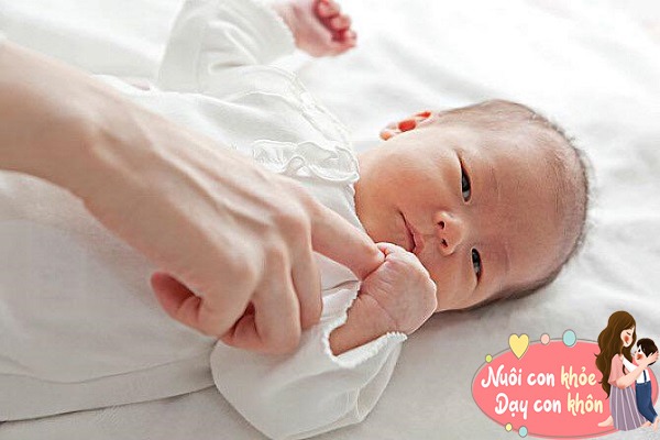 3 phản xạ của trẻ sơ sinh sẽ phải mất khi lớn, nếu cứ tiếp diễn, mẹ nên cẩn thận - 9