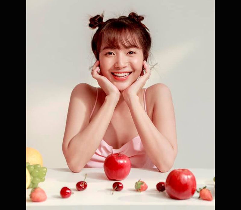 Để có được một làn da khỏe, sạch mụn và một gương mặt mộc hoàn hảo thì Jang Mi cũng chăm chút rất kỹ lưỡng. Cô hạn chế trang điểm, chăm uống nước và ăn nhiều hoa quả...
