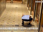 Làm mẹ - Con trai 6 tuổi nhìn trộm nhà vệ sinh nữ, người mẹ thản nhiên: “Trẻ con thì biết cái gì”