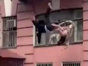 Clip Eva - Đang cãi nhau nảy lửa, đôi nam nữ bất ngờ ngã khỏi ban công