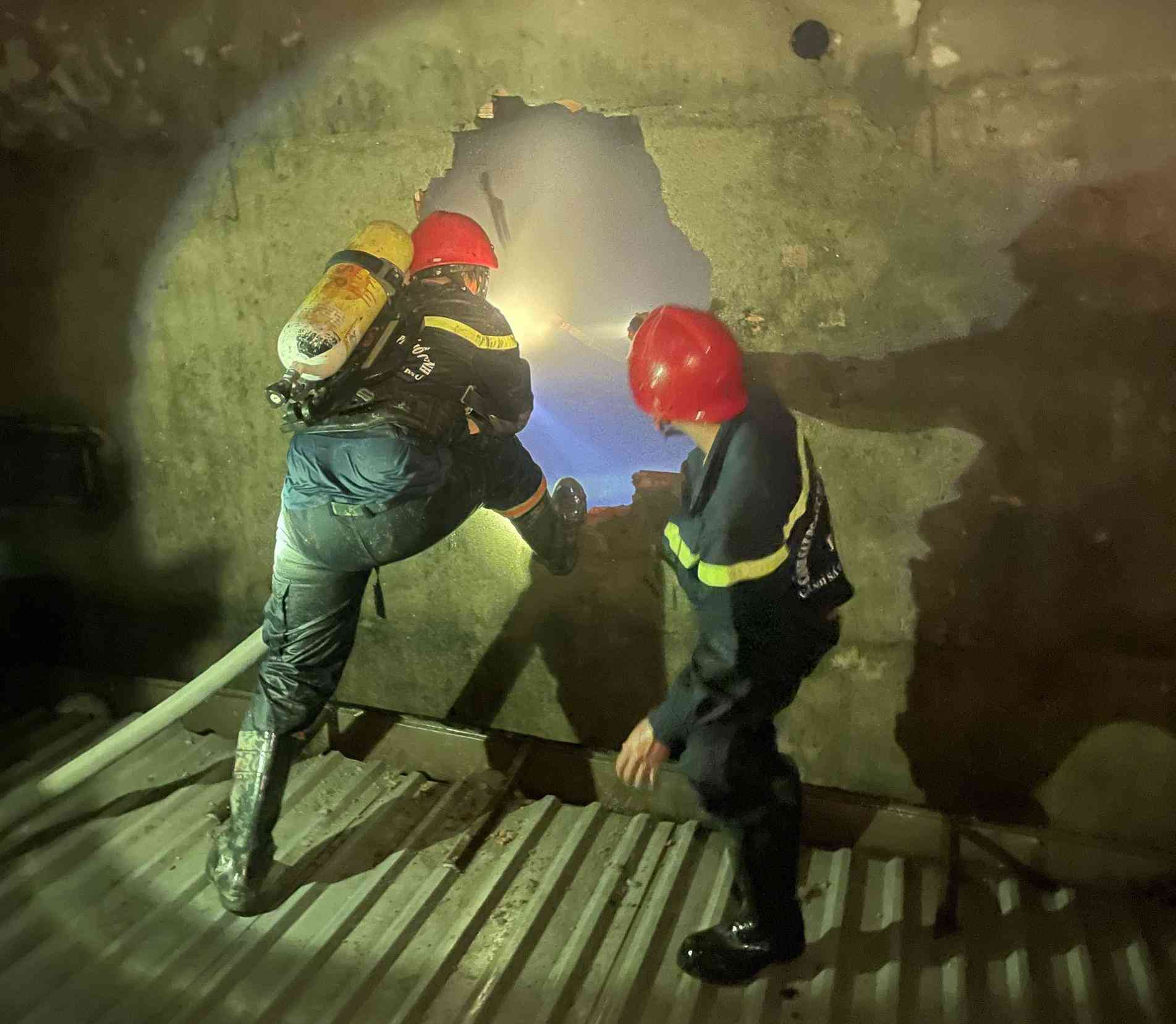 Cháy nhà ở TP.HCM, vợ chết, chồng và con trai 4 tuổi bị thương nặng - 1