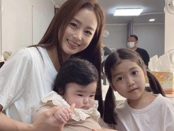 Ngôi sao 24/7: Sau nhiều năm giấu kín, Kim Tae Hee đã chịu khoe 2 cô con gái?