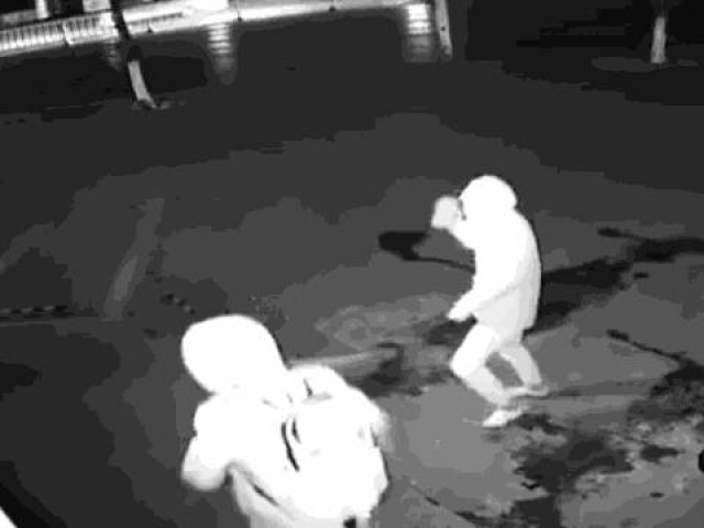 Clip Eva - Clip: Rủ nhau đi ăn trộm, thanh niên bị đồng bọn ném gạch trúng đầu