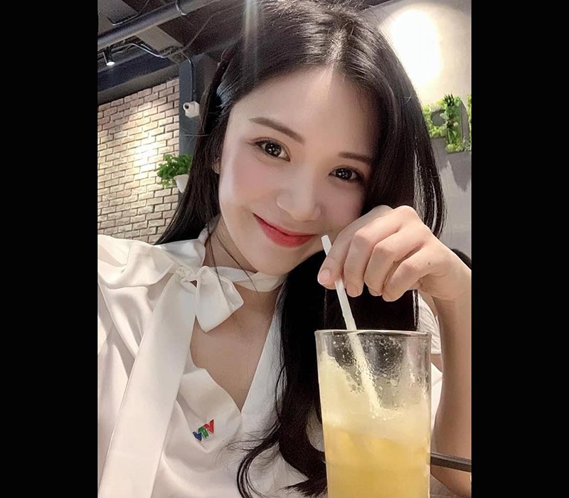 Mỗi buổi sáng nữ diễn viên đều uống cam ép hoặc pha thêm chút mật ong để thanh lọc cơ thể, cung cấp vitamin C để tăng cường đề kháng trong mùa dịch.
