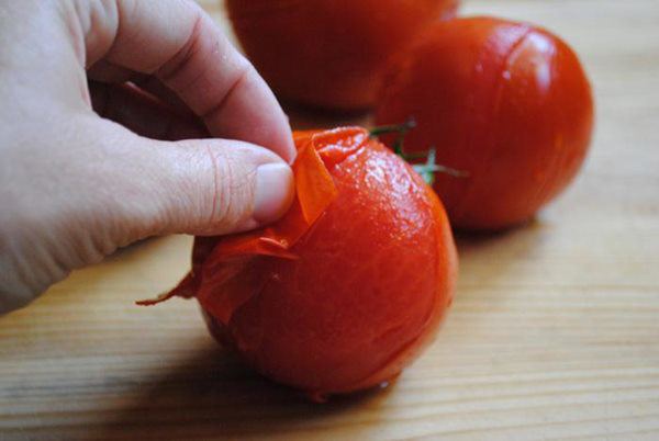 Đừng vứt cà chua thṓi ᵭi, ᵭể lại chà vào tủ lạnh sẽ có tác dụng amp;#34;diệu kỳamp;#34; - 1