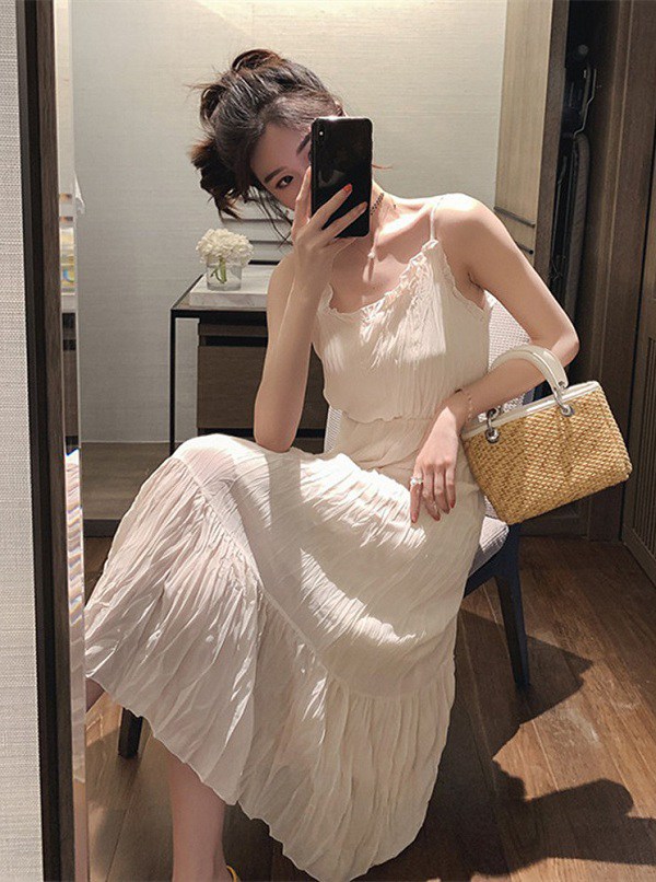 Mùa dịch các nhãn hàng sale mạnh, nhưng nàng đừng mua 4 kiểu váy hai dây này kẻo lỗi thời - 6
