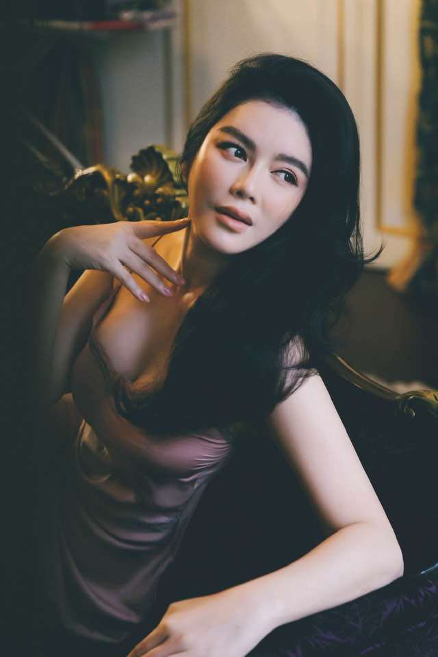 Nghỉ làm amp;#34;phụ hồamp;#34;, Lý Nhã Kỳ ở nhà diện váy ngủ vừa sexy vừa sang như minh tinh - 8