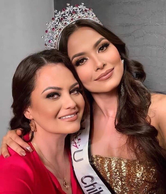 Miss Universe 2020 khoe ảnh selfie cùng mẹ, mẹ đẹp tới nỗi cô nàng bị chê già đanh - 1