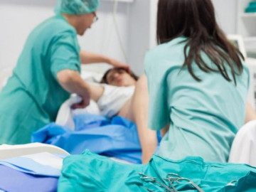 Sinh con xong còn nằm trên bàn mổ, bà mẹ gặp biến chứng rồi ra đi mãi mãi