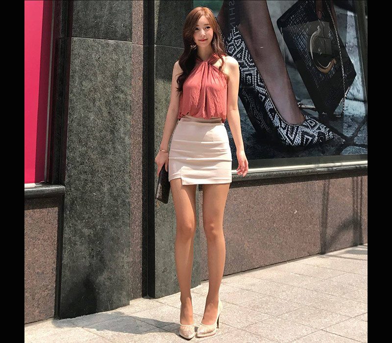 Với ngoại hình nổi bật và một đôi chân dài miên man, Yaongyi còn nhận được nhiều lời mời làm người mẫu ảnh, quay quảng cáo cho các thương hiệu.
