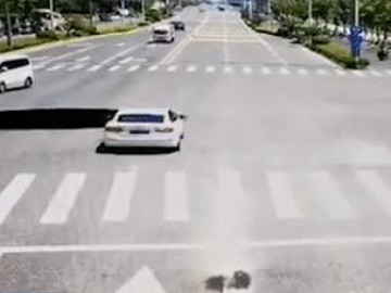 Hốt hoảng nhìn cảnh hố tử thần nuốt chửng ô tô