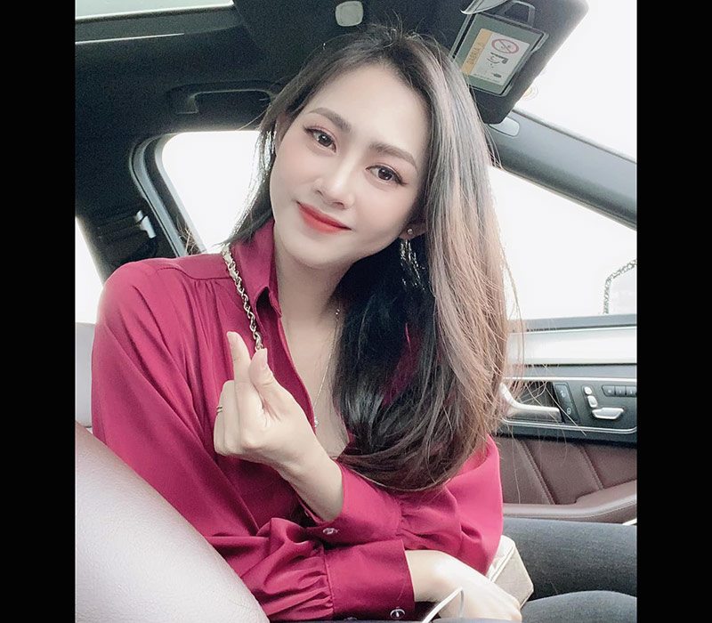 Đinh Hải Yến sinh năm 1993, quê ở Sơn Tây. Cô từng là sinh viên Đại học Văn hóa Hà Nội. Hiện nay, cô hoạt động dưới vai trò người mẫu, diễn viên tự do và nhận được gần 270 ngàn người theo dõi trên mạng xã hội.
