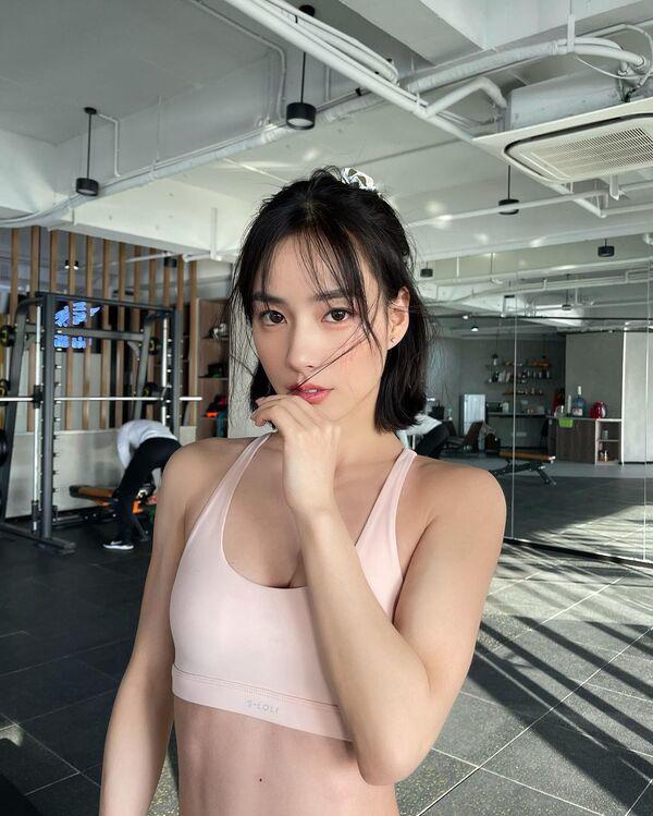 Diện chiếc áo với hàng cúc như sắp bung, hotgirl phòng gym vô tư tạo đủ dáng trước ống kính - 3