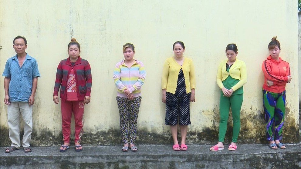 Diễn biến mới nhất vụ bố chồng cùng con dâu tổ chức đánh ghen nữ tiếp viên karaoke - 1