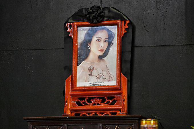 Gia đình, thầy cô và bạn thân tiễn biệt Hoa hậu Thu Thuỷ về nơi yên nghỉ - 2