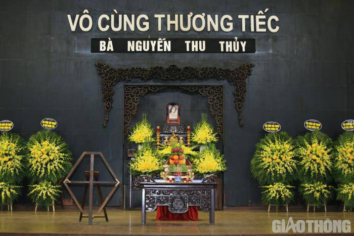 Gia đình, thầy cô và bạn thân tiễn biệt Hoa hậu Thu Thuỷ về nơi yên nghỉ - 1