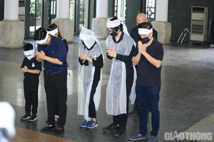 Gia đình, thầy cô và bạn thân tiễn biệt Hoa hậu Thu Thuỷ về nơi yên nghỉ - 4