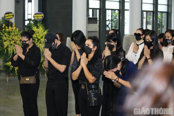 Gia đình, thầy cô và bạn thân tiễn biệt Hoa hậu Thu Thuỷ về nơi yên nghỉ - 7