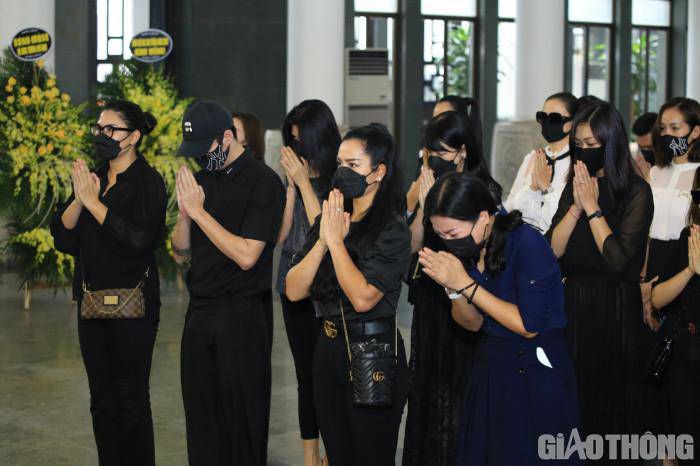 Gia đình, thầy cô và bạn thân tiễn biệt Hoa hậu Thu Thuỷ về nơi yên nghỉ - 8