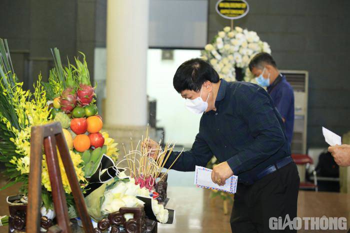 Gia đình, thầy cô và bạn thân tiễn biệt Hoa hậu Thu Thuỷ về nơi yên nghỉ - 16