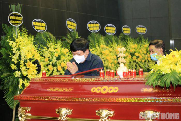 Gia đình, thầy cô và bạn thân tiễn biệt Hoa hậu Thu Thuỷ về nơi yên nghỉ - 17