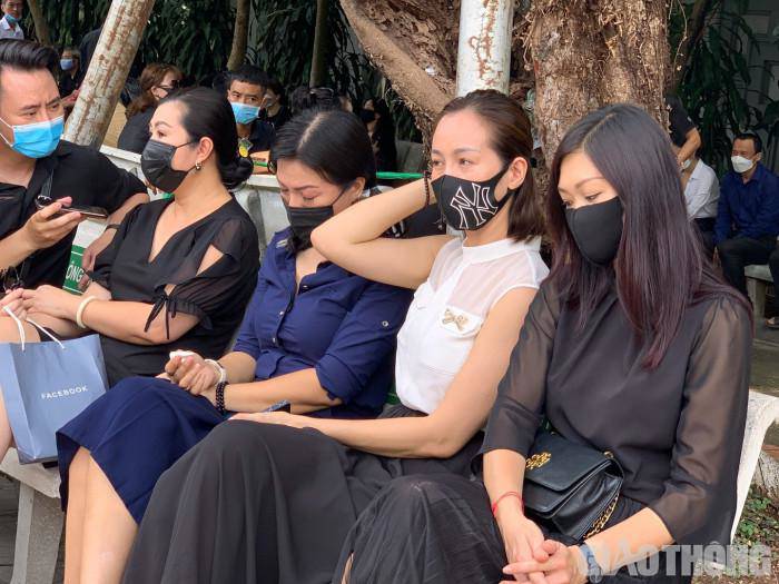 Gia đình, thầy cô và bạn thân tiễn biệt Hoa hậu Thu Thuỷ về nơi yên nghỉ - 19