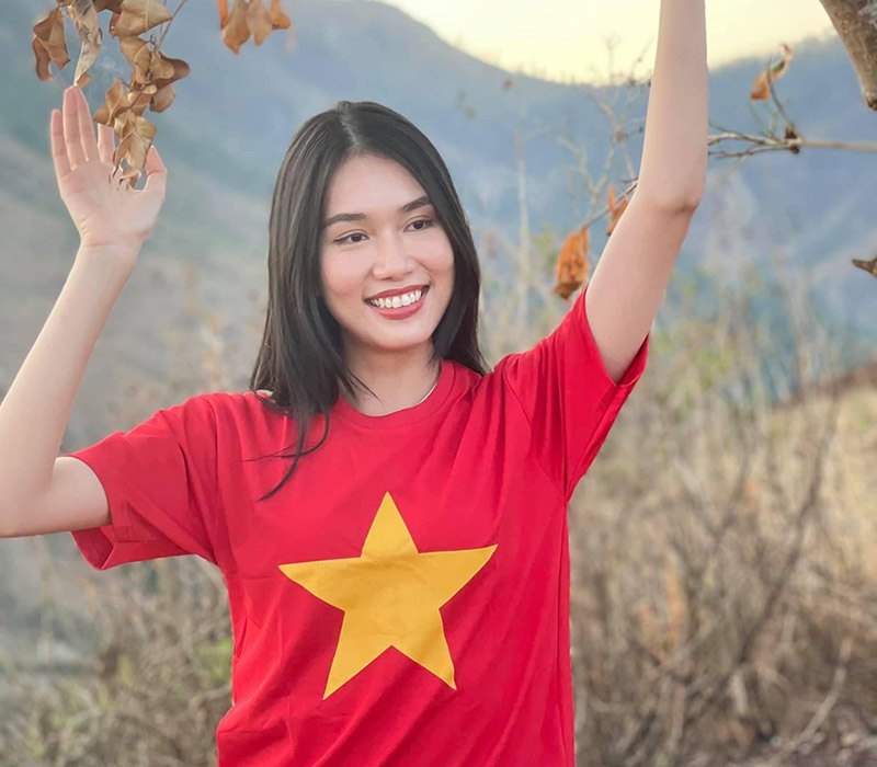 Á hậu Phương Anh cũng nhẹ nhàng và đơn giản với chiếc áo cờ đỏ sao vàng giản dị, mang tinh thần dân tộc rất cao để cổ vũ cho các cầu thủ ĐT Việt Nam.
