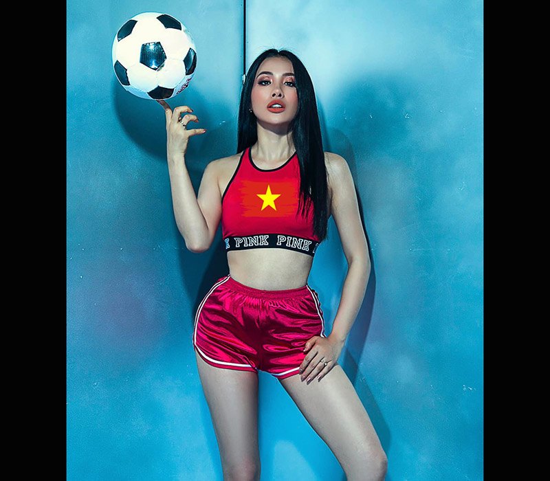 Yaya Trương Nhi làm mạng xã hội nóng lên với màn khoe eo nhỏ gọn với croptop đẹp mắt, có cờ đỏ sao vàng và mix kèm quần short ngắn 5cm. Cô cũng không quên có một trái bóng để thêm phần hoàn hảo.
